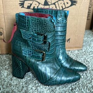 EUC Freebird Joey in Turquoise. Size 8
